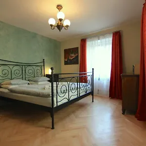 mala-strana-apartment-1.praguehotelsweb.com/